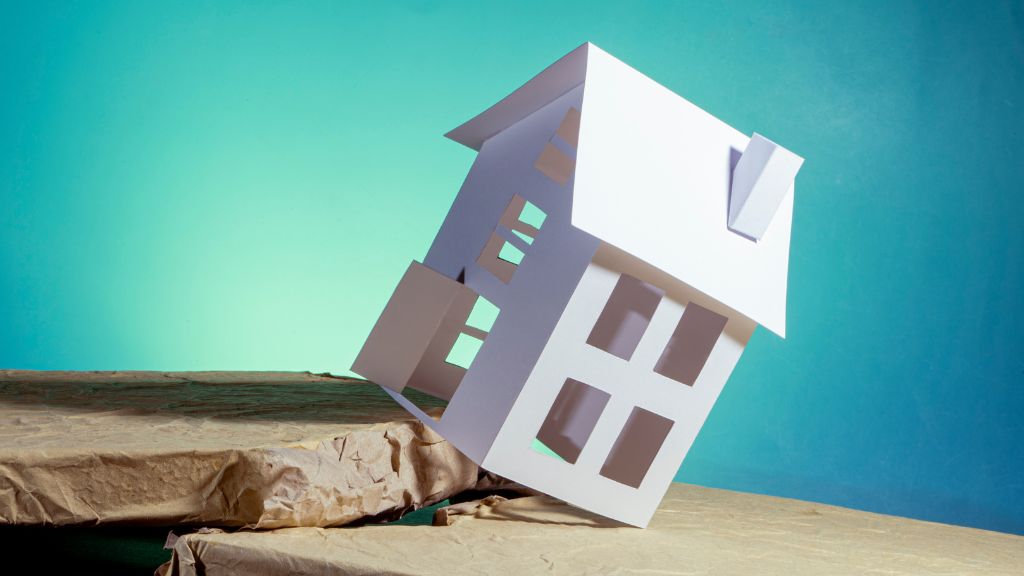 地震で倒壊する、しやすい家の特徴：柱や耐力壁が少ない、または設置バランスが悪い