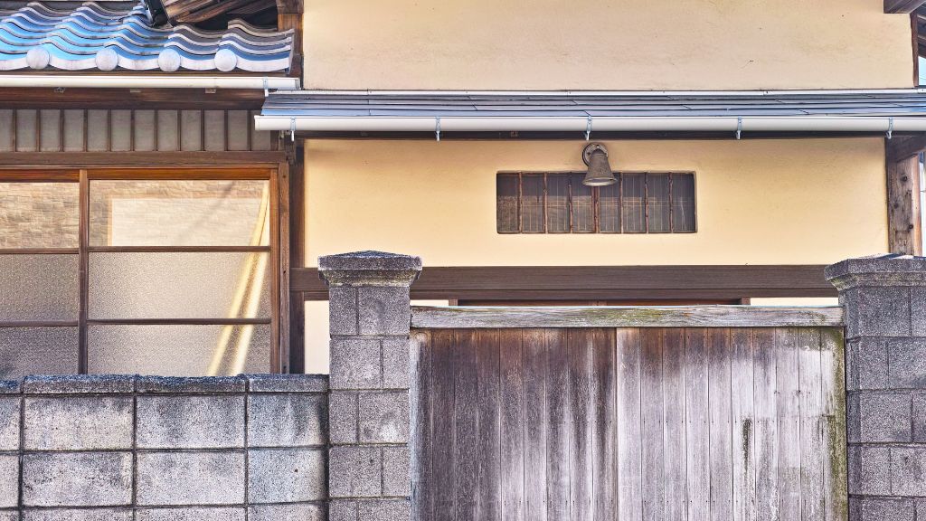 地震で倒壊する、しやすい家の特徴：築年数が古く、旧耐震基準で建てられている